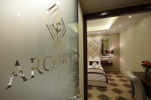 Minibar, coffres-forts dans les chambres, ameublement personnalisé