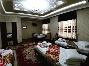 Comfort-Dreibettzimmer | Bügeleisen/Bügelbrett, kostenloses WLAN, Bettwäsche