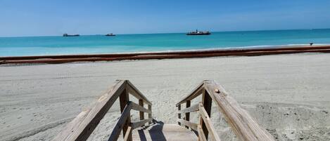 Plage à proximité, chaises longues, serviettes de plage