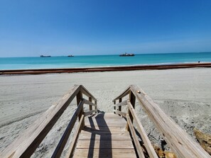 Vlak bij het strand, ligstoelen aan het strand, strandlakens
