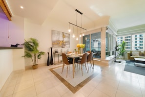 Apartment, 2 Bedrooms | Dining room