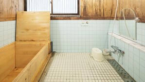 Combined shower/bathtub, hair dryer, slippers, towels - Shirakawago Gassho-house RIHEI (Shirakawa)