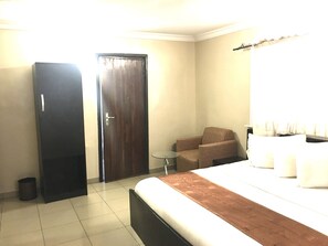 Deluxe Room | Free WiFi, bed sheets - E-Apartments (Lagos)