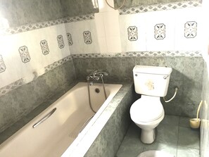 Estudio (Apartment) | Baño | Ducha, artículos de higiene personal gratuitos y toallas