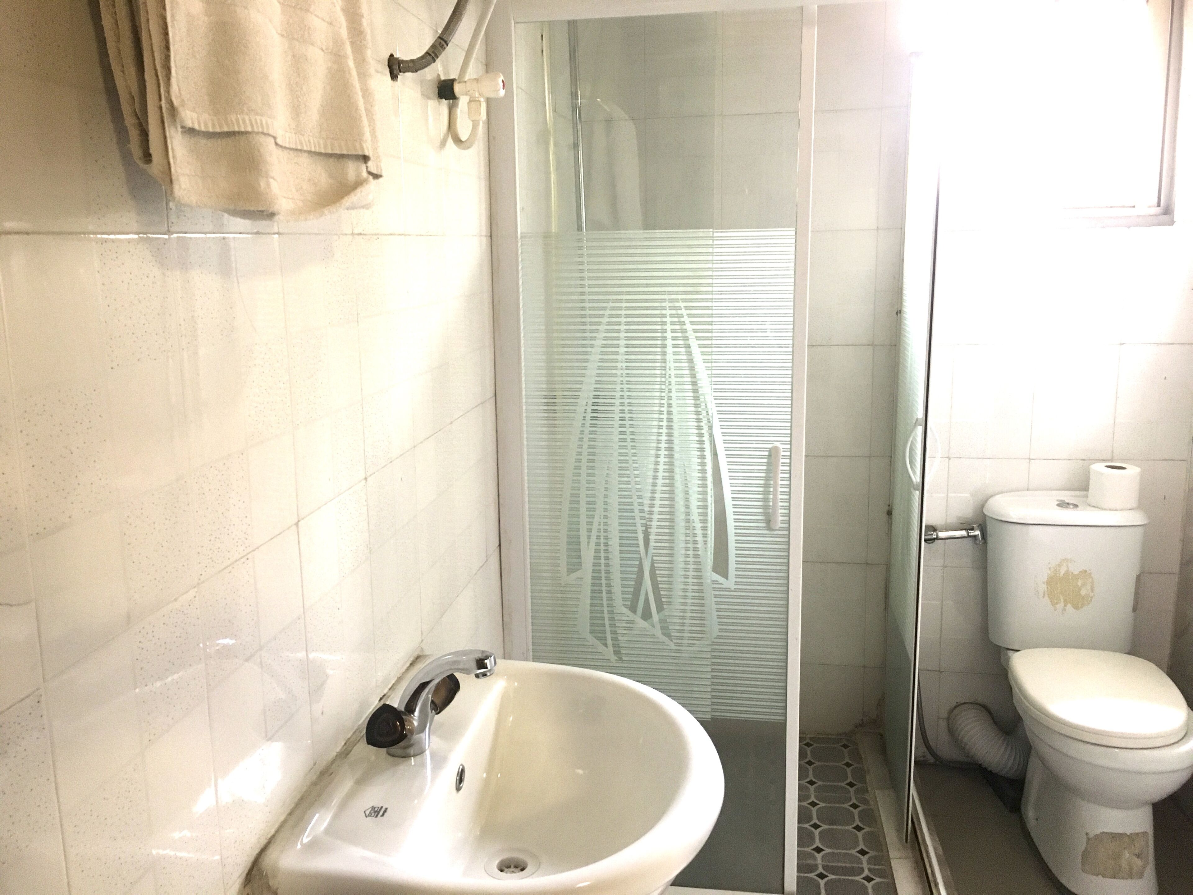 Deluxe Room | Bathroom | Shower, free toiletries, towels