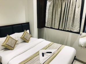 Deluxe Room | Soundproofing, free WiFi - Hotel Flora Suites (Mumbai)
