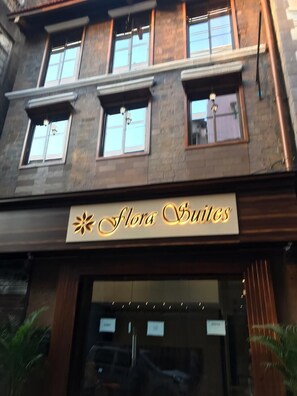 Property entrance - Hotel Flora Suites (Mumbai)