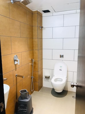 Shower, rainfall showerhead, towels - Hotel Flora Suites (Mumbai)
