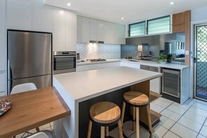 Fridge, oven, stovetop, dishwasher