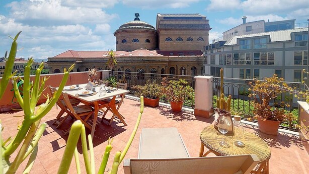 Outdoor dining - Palazzo Massimo   VIvaldi (Palermo)