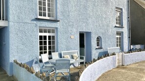 Outdoor dining - Down Below (Tenby)