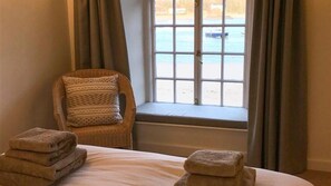 3 bedrooms, travel crib, WiFi, bed sheets - Down Below (Tenby)