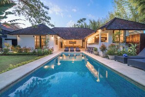 A modern house with a swimming pool, two bedrooms, and a dining area. - 10-bedroom private estate in Seminyak, perfect for large groups, family gatherings, retreats, and celebrations. Enjoy daily breakfast, a private chef, airport transfers, complimentary massages, housekeeping, and a dedicated driver. (Seminyak)