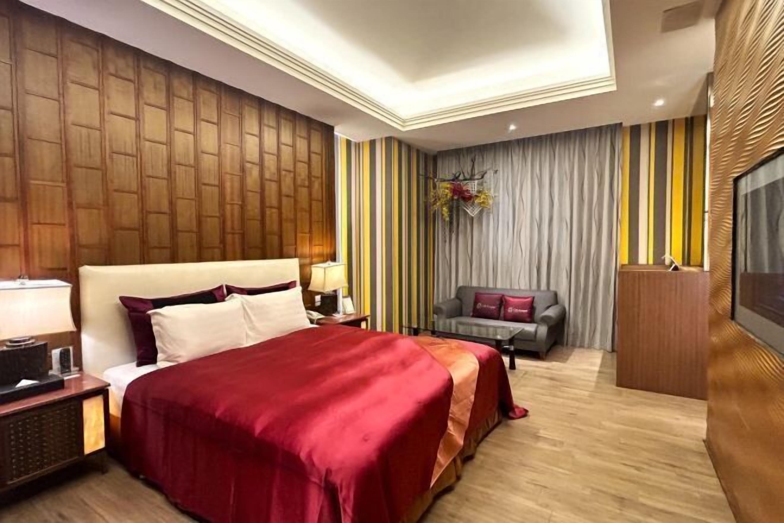 Minibar, blackout curtains, soundproofing, free WiFi