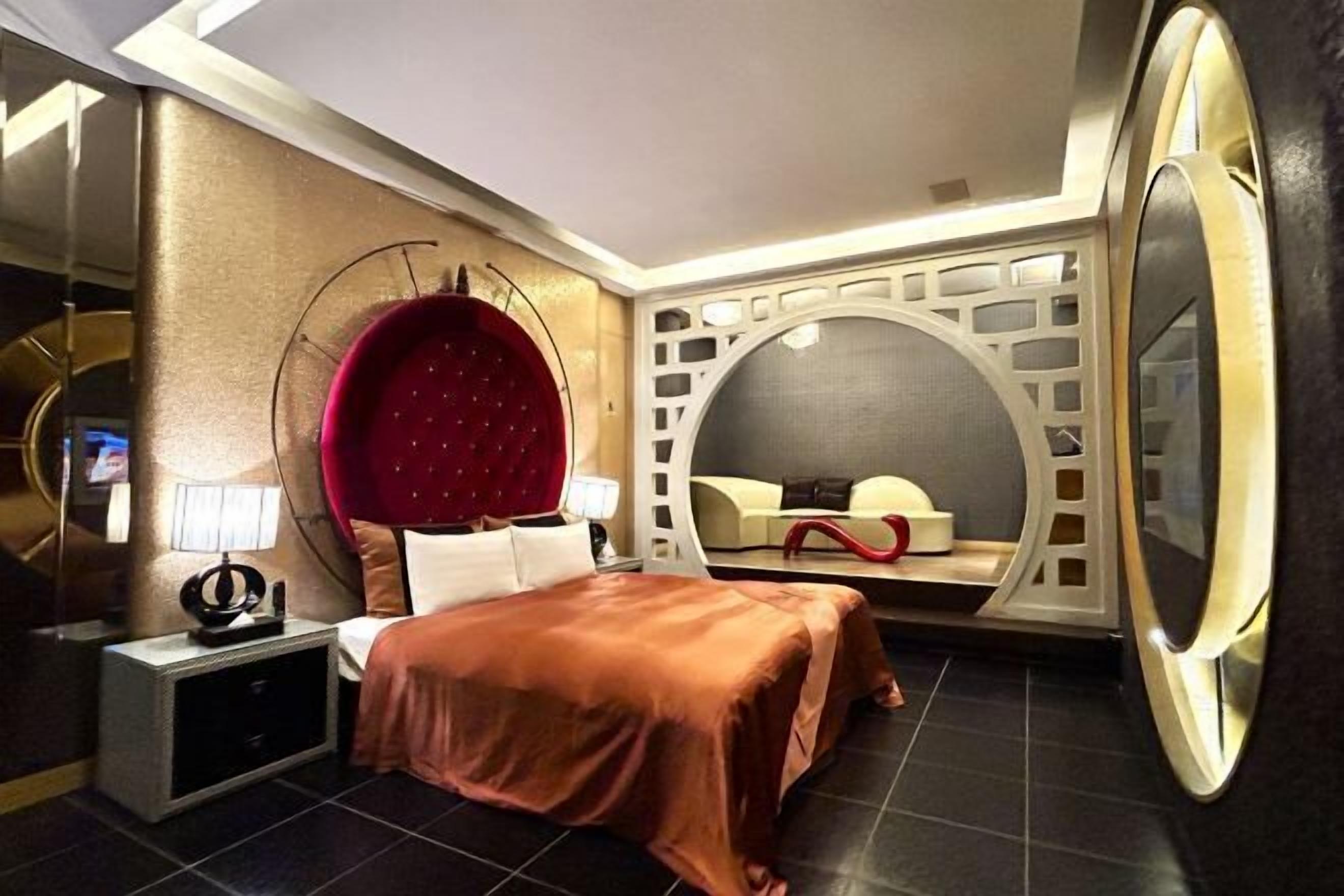 Minibar, blackout curtains, soundproofing, free WiFi