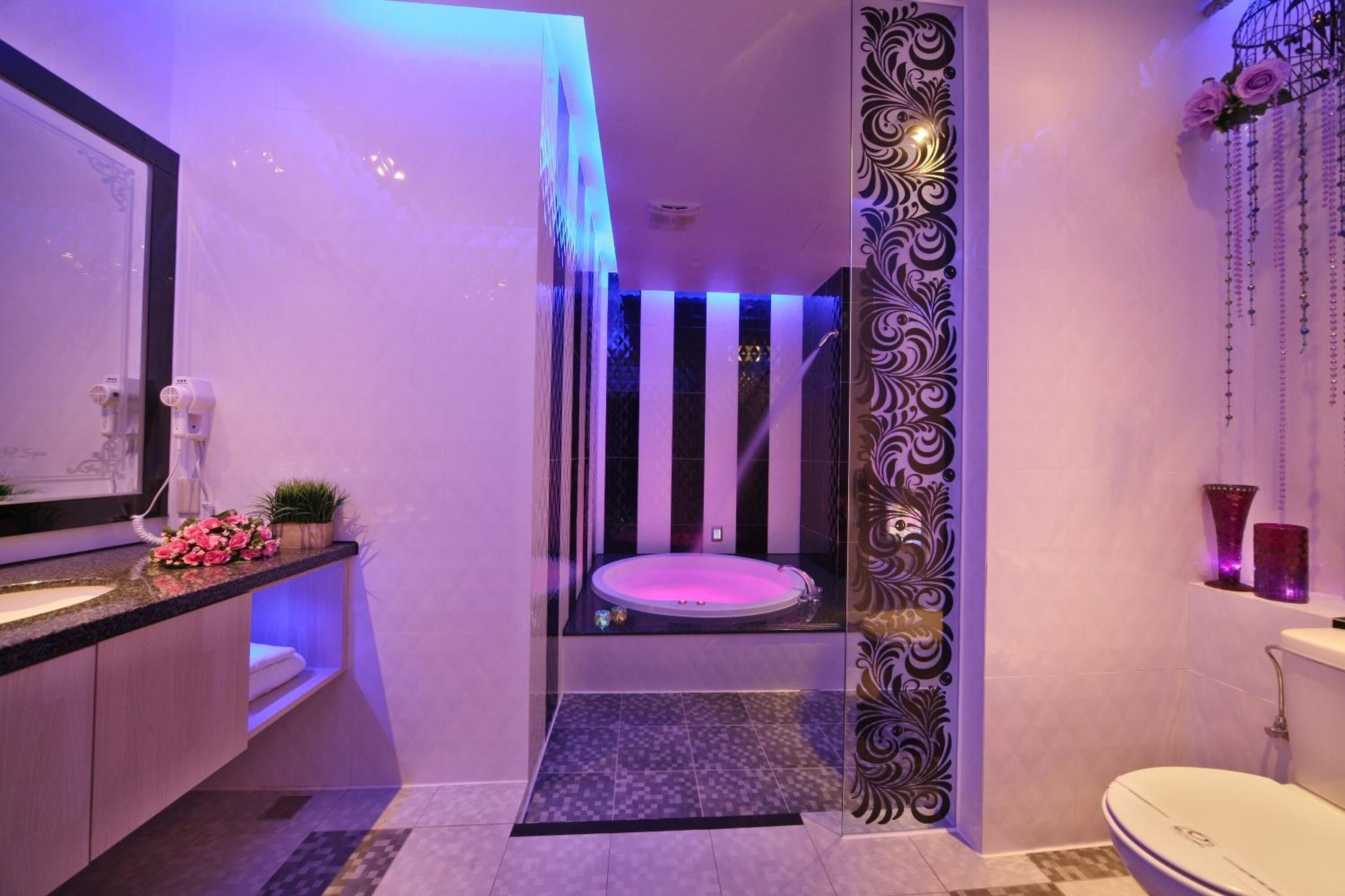 Une salle de bain moderne avec une douche à parois de verre, un meuble-lavabo avec un miroir et des toilettes.