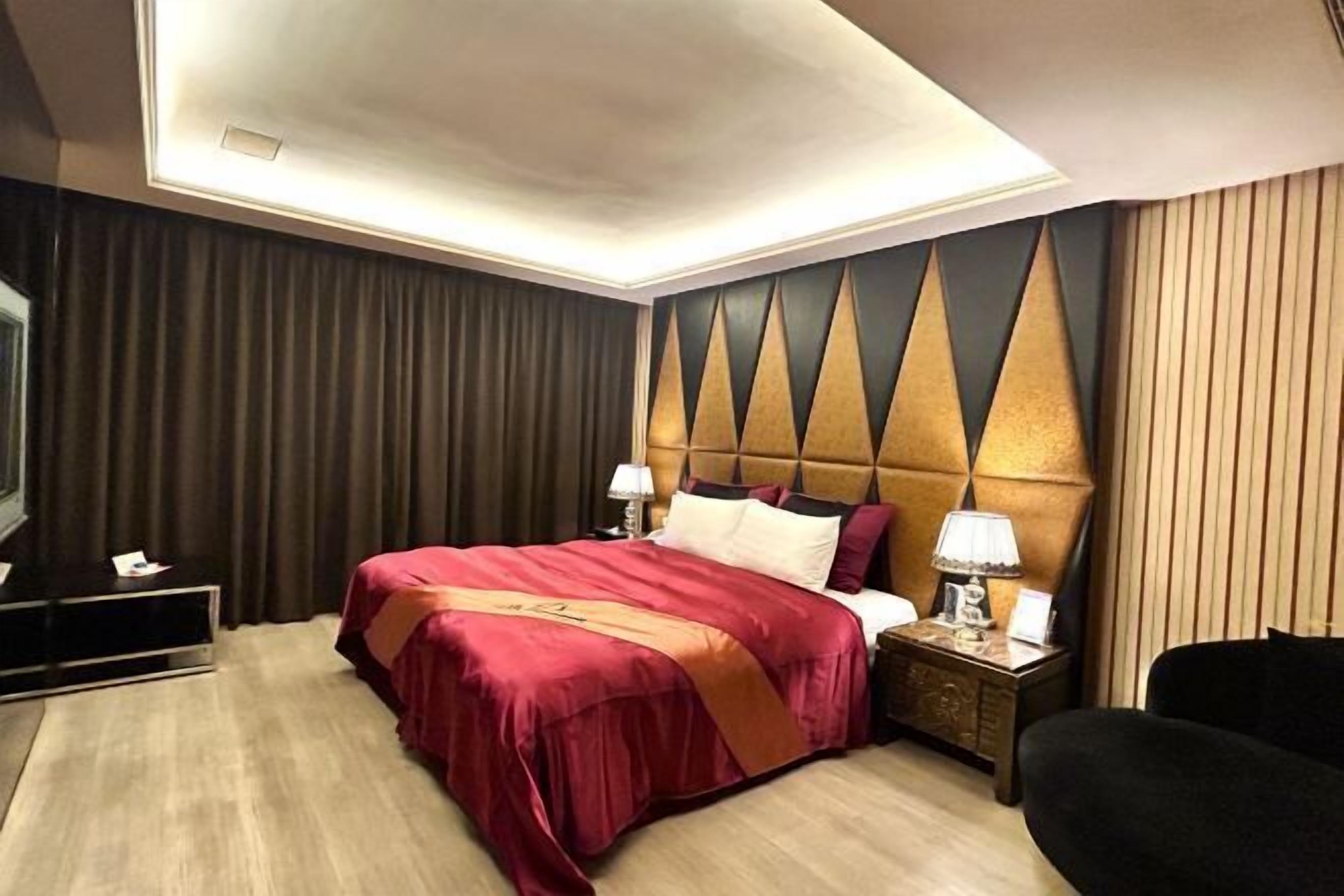 Minibar, blackout curtains, soundproofing, free WiFi