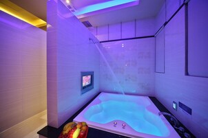 獨立浴缸和淋浴設備、吹風機、拖鞋、毛巾