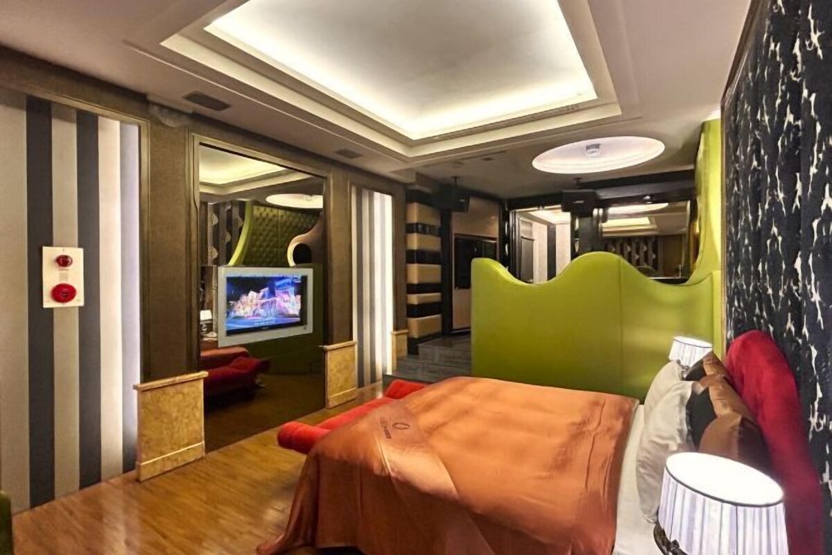 Minibar, blackout drapes, soundproofing, WiFi (free)