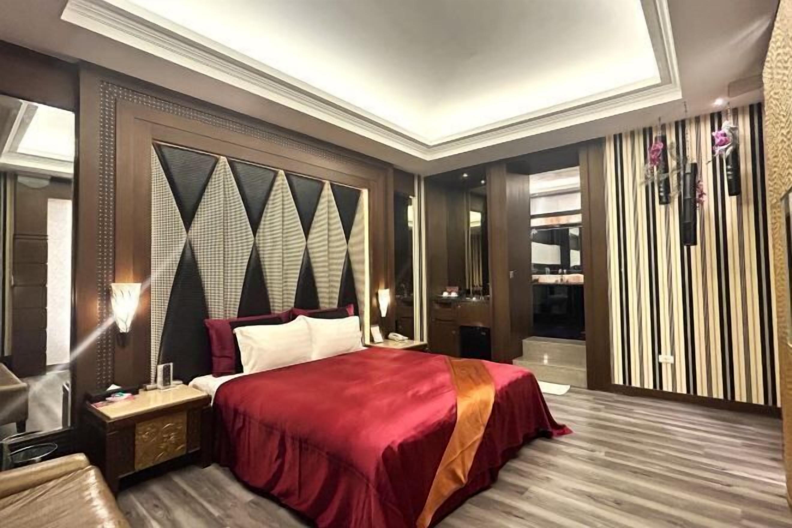 Minibar, blackout curtains, soundproofing, free WiFi