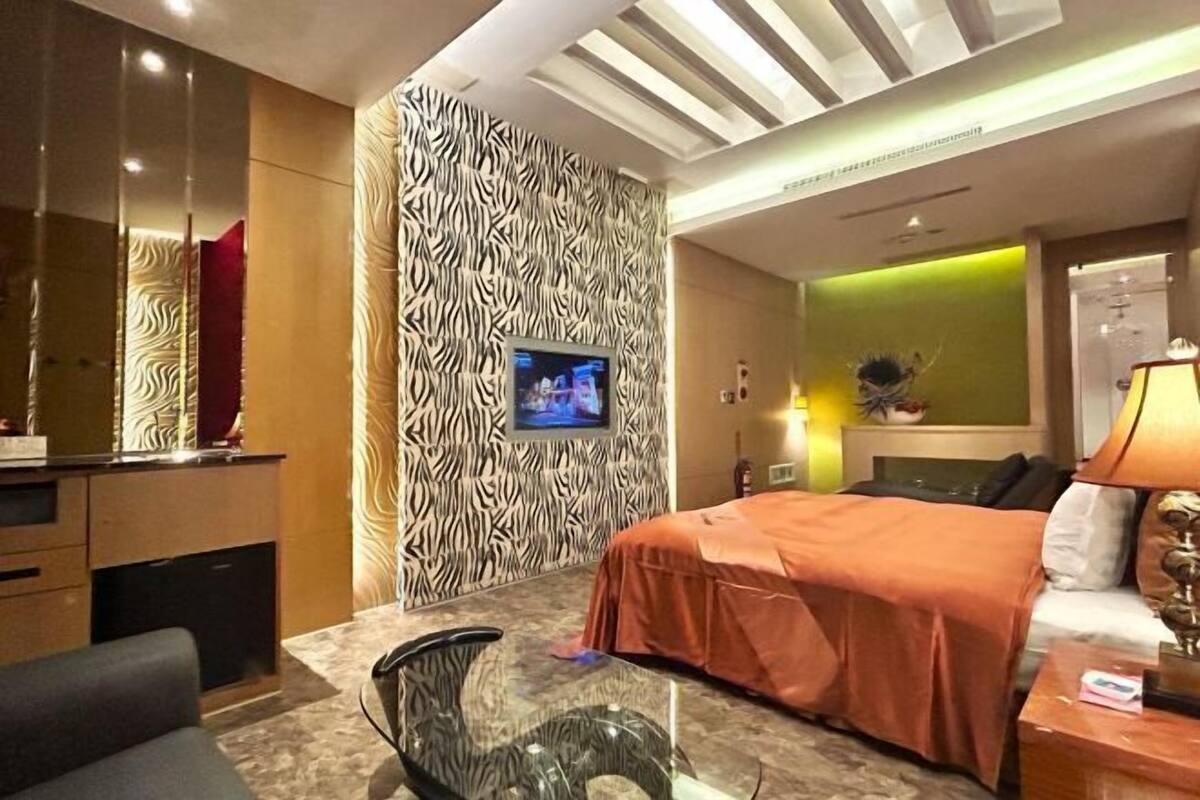 Minibar, blackout drapes, soundproofing, WiFi (free)