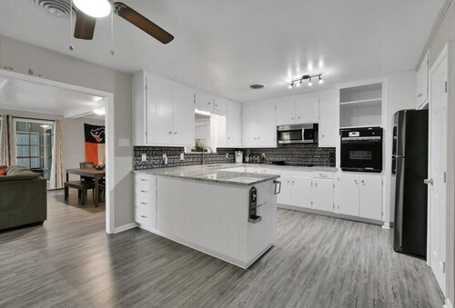 Piney Woods | Spacious Retreat | Near Sam Houston!