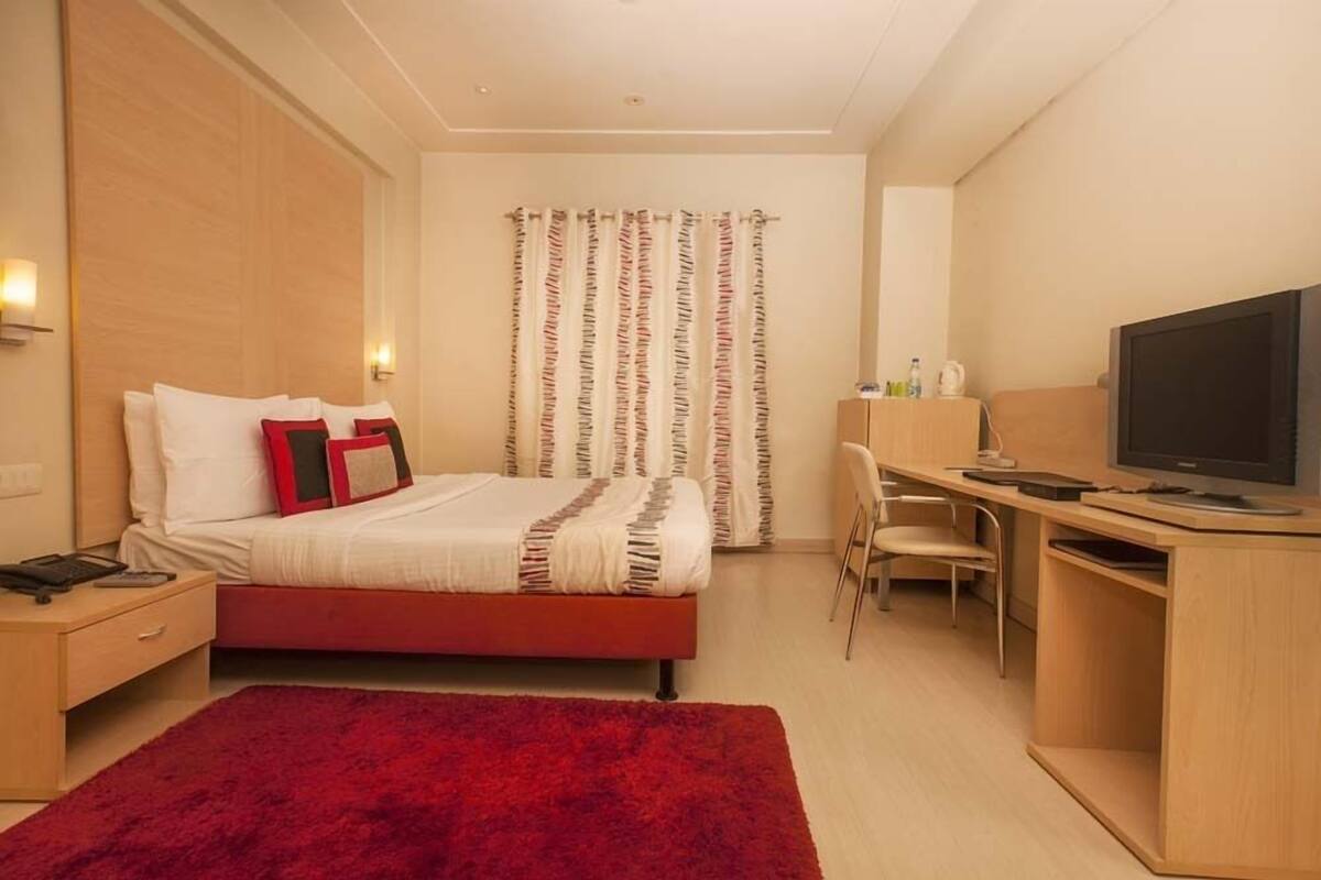 Standard Double Room | 1 bedroom, desk, laptop workspace, blackout curtains