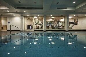 Una piscina cubierta, una piscina al aire libre