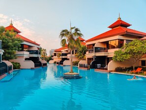 Pool - Maison Privee - 5* Resort stay on Palm Jumeirah w/ Sea View (Dubai)