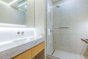 Deluxe Studio | Bathroom | Free toiletries, hair dryer, towels, toilet paper - Maison Privee - 5* Resort stay on Palm Jumeirah w/ Sea View (Dubai)