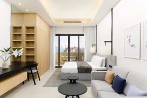 Deluxe Studio | In-room safe, blackout curtains, iron/ironing board, free WiFi - Maison Privee - 5* Resort stay on Palm Jumeirah w/ Sea View (Dubai)