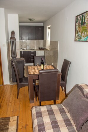 Apartment (2+2) | Private kitchen | Fridge, coffee/tea maker, electric kettle, cookware/dishes/utensils - Zabljak Apartments Dacic (Žabljak)