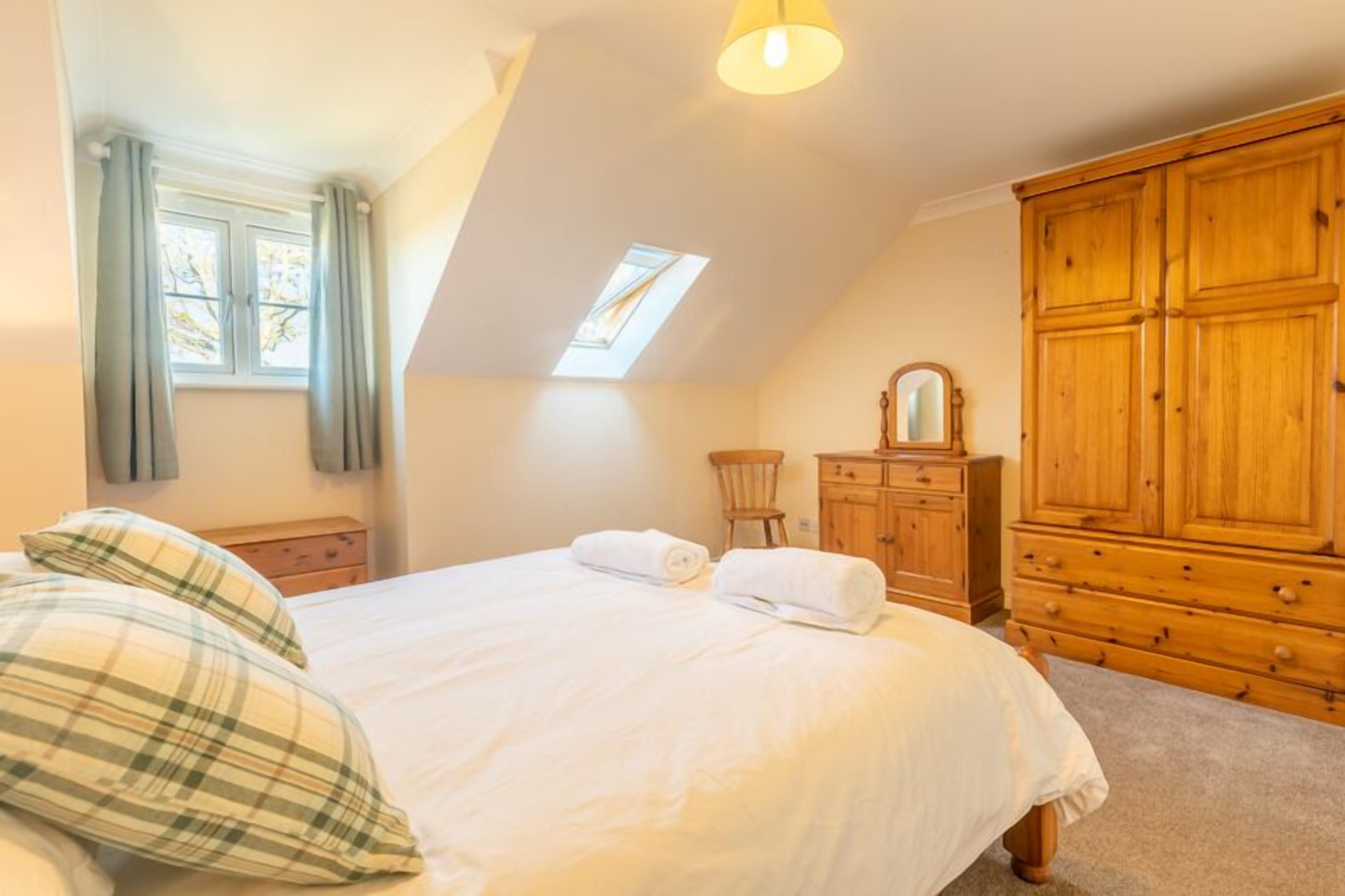 2 bedrooms, iron/ironing board, internet, bed sheets