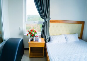 Premium bedding, pillow-top beds, desk, laptop workspace - Hong Ha Hotel (Pleiku)