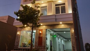Ein mehrstöckiges Hotel mit beleuchteter Schilderung, auf der 