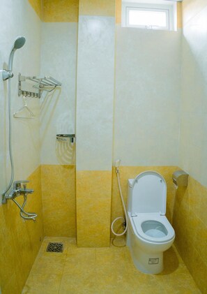 Shower, rainfall showerhead, free toiletries, bidet - Hong Ha Hotel (Pleiku)