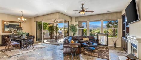 Televisión y chimenea