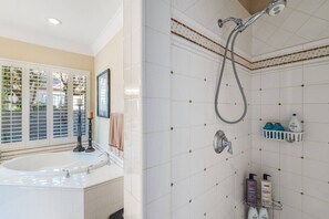Baignoire, sèche-cheveux, serviettes fournies