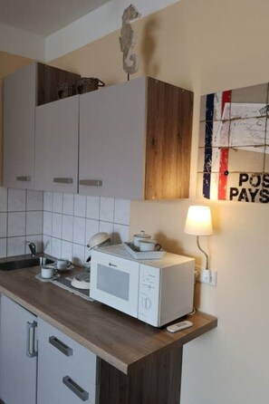 Een magnetron, een koffiezetapparaat/waterkoker