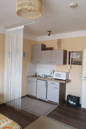 Mikrowelle, Wasserkocher mit Kaffee-/Teezubehör