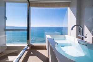 Bañera y ducha independientes y cabezal de ducha tipo lluvia