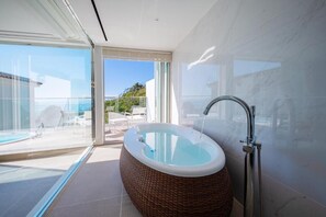 Down comforters, free minibar, in-room safe, blackout drapes - Hayama Hotel Otowa NO Mori (Yokosuka)
