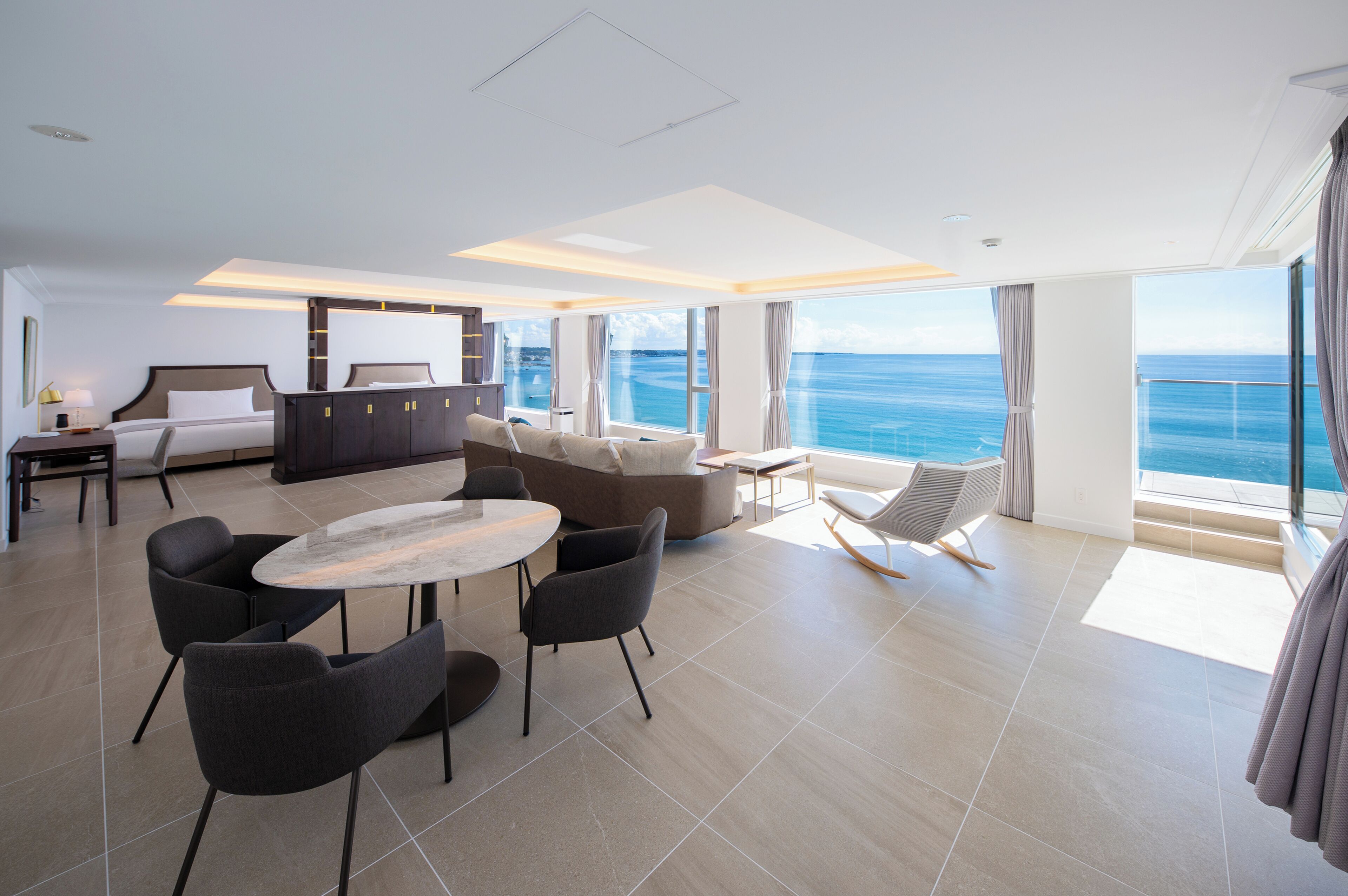 羽毛の掛け布団、ミニバー (無料)、セーフティボックス (室内)、遮光カーテン