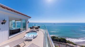 Down comforters, free minibar, in-room safe, blackout drapes