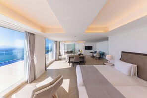 Edredones de plumas, minibar con artículos gratuitos, caja fuerte