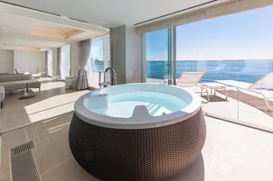 Separate tub and shower, rainfall showerhead, free toiletries