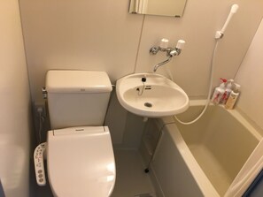 アパートメント 301号室 | バスルーム | シャワー付き浴槽、バスアメニティ (無料)、ヘアドライヤー、スリッパ