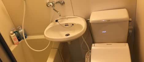 Apartment 303 | Bathroom | Combined shower/tub, free toiletries, hair dryer, slippers