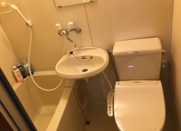 Apartament (303) | Bany | Combinació de dutxa i banyera i articles de tocador gratuïts 