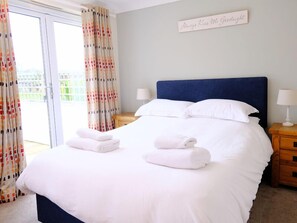 2 bedrooms, iron/ironing board, WiFi, bed sheets - Light & Spacious Ground-Floor Cottage with Terrace (St Martins)